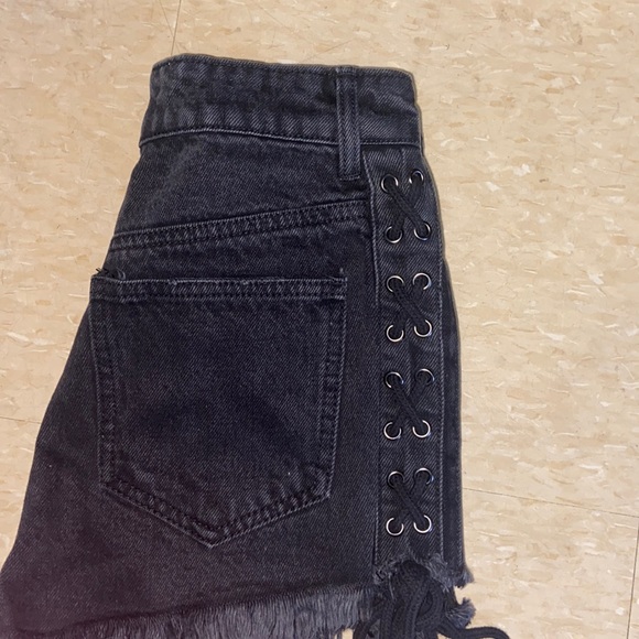 Forever 21 black denim shorts - Picture 3 of 3